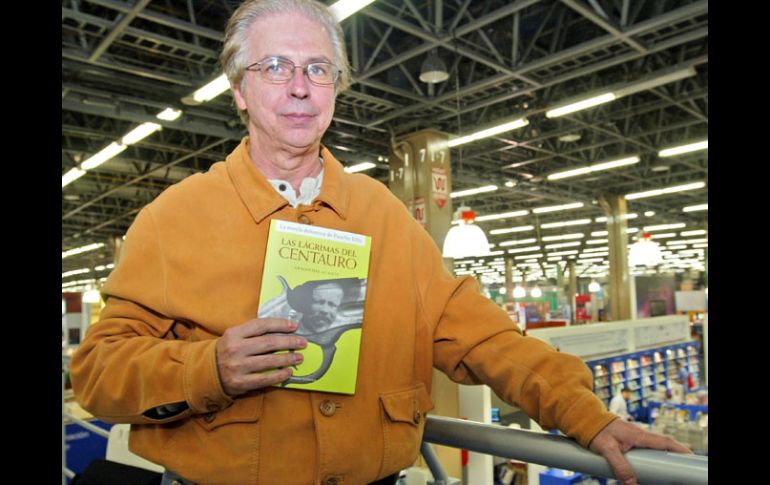 Armando Alanís posa con su libro “Las lágrimas del centauro”, en las instalaciones de la FIL. E. BARRERA  /