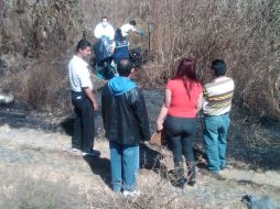 Aspecto del aseguramiento del cadáver calcinado por parte de peritos del Instituto Jalisciense de Ciencias Forenses. M. PATIÑO  /