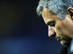 José Mourinho comentó haberse sentido impotente desde el tercer gol en contra. AP  /