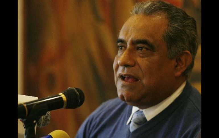 El presidente de la Comisión de Administración, Raúl Vargas, analiza las propuestas de tres bancos. ARCHIVO  /