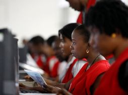 Trabajadores haitianos recuentan botos. AP  /