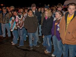 Estudiantes y padres esperan fuera de la escuela. AP  /