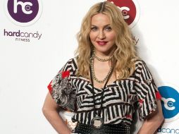 Usando botas y un traje blanco y negro, la intérprete inauguró la primer sucursal. AFP  /