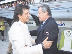 Rubén Omar Romano y Víctor Manuel Vucetich se saludan durante un juego anterior. MEXSPORT  /