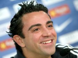 El jugador del Barcelona Xavi Hernández, atendió a los medios de comunicación tras el entrenamiento. EFE  /