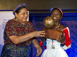 Rigoberta Menchú Premio Nobel de la Paz fue la encargada de darle el reconocimiento. EFE  /