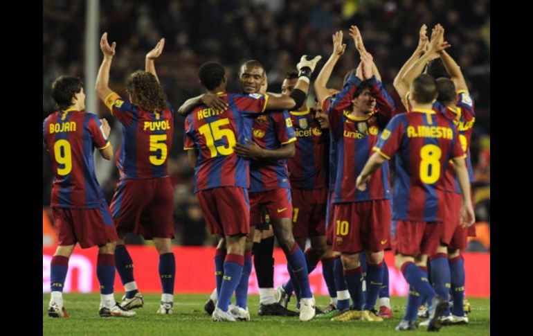 El equipo del Barcelona festejando la victoria del Clásico español. AFP  /