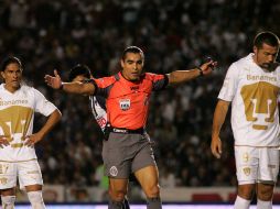Rodríguez silbó en el partido de 'vuelta' entre Monterrey y Pumas. JAMMEDIA  /