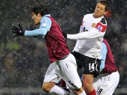 El tapatío Hernández (14) fue bien marcado por los zagueros del West Ham. AFP  /