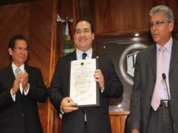 Javier Duarte de Ochoa al recibir su constancia de mayoría de manos del Tribunal Electoral del estado. NTX  /