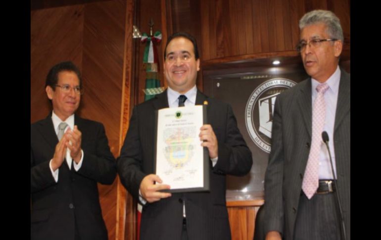 Javier Duarte de Ochoa al recibir su constancia de mayoría de manos del Tribunal Electoral del estado. NTX  /