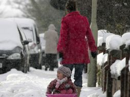 Una mujer y una niña disfrutan de la nieve en la localidad de Pickering, en Gran Bretaña. EFE  /