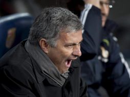 El técnico del Madrid, José Mourinho, bosteza durante el juego del lunes pasado ante el Barcelona. EFE  /