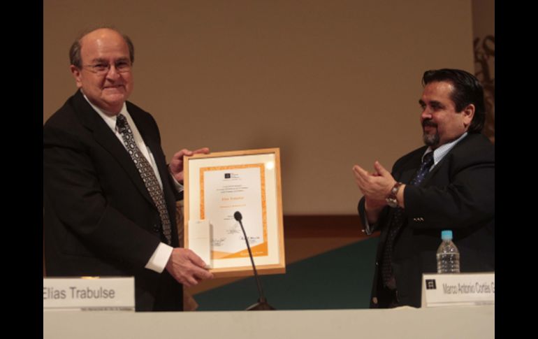 Elías Trabulse recibió el reconocimiento de las manos del rector de la Universidad de Guadalajara. S. NÚÑEZ  /