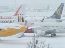 Las nevadas en Europa han ocasionado que decenas de vuelos comerciales sean cancelados. REUTERS  /