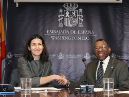 La ministra de Cultura, Ángeles González Sinde, estrecha la mano de James Turner tras firmar un convenio de colaboración. EFE  /