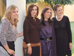 Cristina G. de Javelly y sus anfitrionas durante la celebración.  /