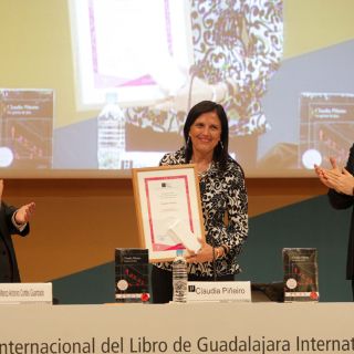 Claudia Piñeiro recibe el Premio Sor Juana