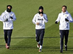 Marcelo, Sergio Ramos y Xabi Alonso, durante la helada práctica, ayer en Madrid. AFP  /
