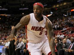 LeBron James y Miami recibieron anoche a los Pistones de Detroit a los que apabullaron 97-72. AFP  /