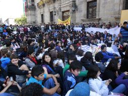 Estudiantes de preparatoria se sentaron afuera de Palacio de Gobierno en una de las movilizaciones de ayer. A. GARCÍA  /
