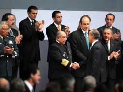 El Presidente Felipe Calderón saluda a los miembros de su gabinete en el acto conmemorativo del cuarto año de gobierno. NTX  /