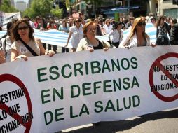 Funcionarios marchan por las calles de Montevideo en reclamo de mejores salarios. EFE  /