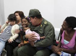 El presidente venezolano juega con niños que permanecen en un albergue a causa de las lluvias. REUTERS  /