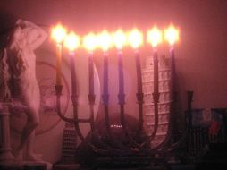 Las ciudades israelíes han instalado grandes candelabros de ocho brazos 'llamados janukiá'. ESPECIAL  /