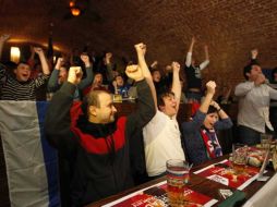 Aficionados rusos celebran en una bar en Moscú luego de ser nombrados sede del Mundial 2018. REUTERS  /