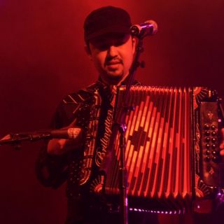 Revive la jornada nocturna del miércoles en la FIL