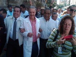 La marcha por trabajadores de los Hospitales Civiles, fue encabezada por el director general Jaime Agustín González. T. VILLASEÑOR  /