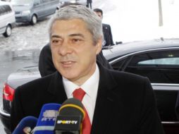 El primer ministro de Portugal, José Sócrates habla con los medios tras conocer la decisión de la FIFA. AP  /