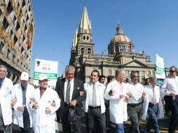 Aspecto de la marcha de trabajadores de los Hospitales Civiles, con la presencia del diputado Raúl Vargas. A. GARCÍA  /