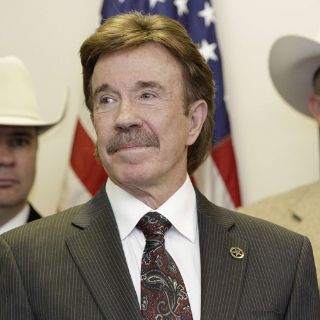 Designan a Chuck Norris como agente honorario de los Texas Rangers