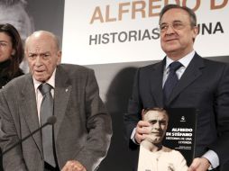 Di Stéfano y Florentino Pérez, hoy, en la presentación del libro que habla de la leyenda merengue. EFE  /