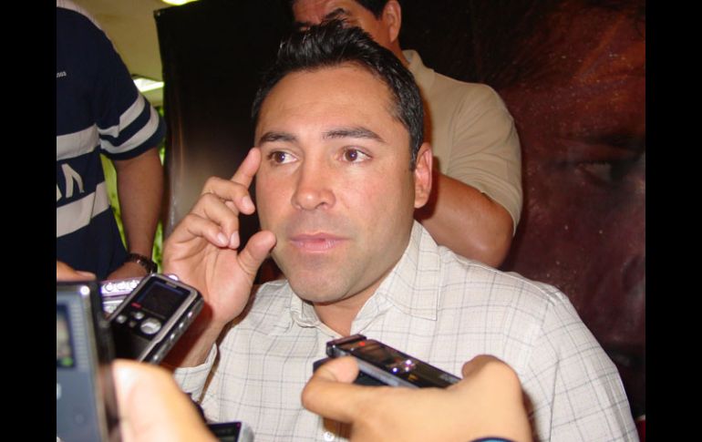 Óscar de la Hoya estuvo presente en la última rueda de prensa previo al combate. G. LÓPEZ  /