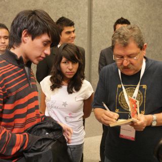 Los Taibo dialogan con cientos de jóvenes