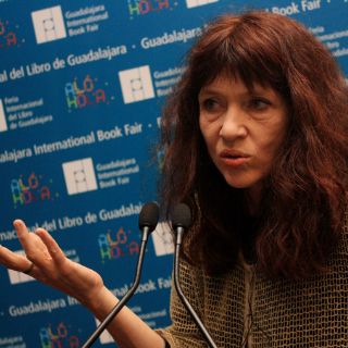 Nancy Huston, con dos libros bajo el brazo