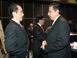 César Nava y Jesús Ortega (derecha), dialogan en la reunión con parlamentarios europeos. NTX  /