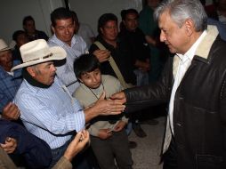 Andrés Manuel López Obrador (derecha), saluda a un militante, en Querétaro. EL UNIVERSAL  /