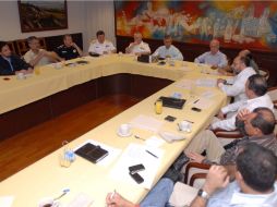 Aspecto de la reunión celebrada en Colima entre el gobernador Mario Anguiano, distintos mandos policiacos y federales. EL UNIVERSAL  /