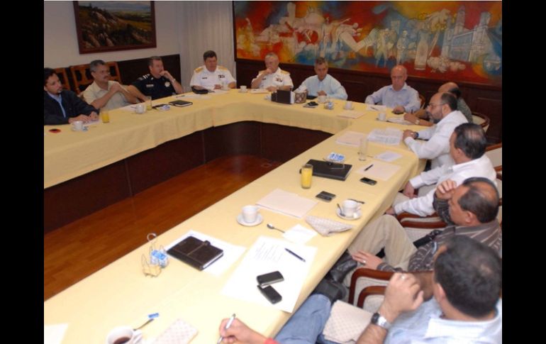 Aspecto de la reunión celebrada en Colima entre el gobernador Mario Anguiano, distintos mandos policiacos y federales. EL UNIVERSAL  /
