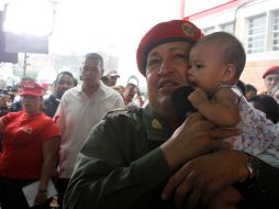 El presidente de Venezuela, durante una visita a un albergue para afectados por las lluvias, en Caracas. EFE  /