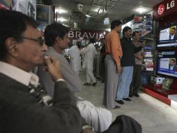 Pakistaníes siguen una transmisión sobre la divulgación de información reservada del gobierno estadounidense. AP  /