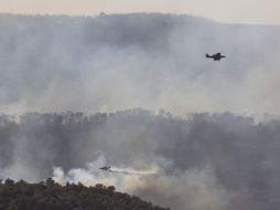 Aviones rociadores de extinción de incendios en las afueras de Haifa. AP  /