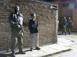 Luego de su detención, elementos militares pondrán a disposición de la PGR al menor. REUTERS  /