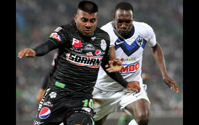 En el partido de ida de la Final del Apertura 2010, varios policías atacaron a aficionados de Monterrey. MEXSPORT  /
