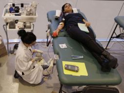 Una estudiante universitaria, originaria de la India, dona sangre para apoyar la aprobación del Dream Act. AP  /