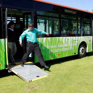 Dan banderazo de salida a camiones ecológicos